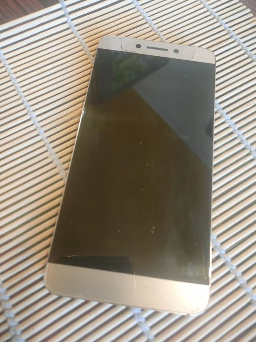 Продам смартфон Lee!