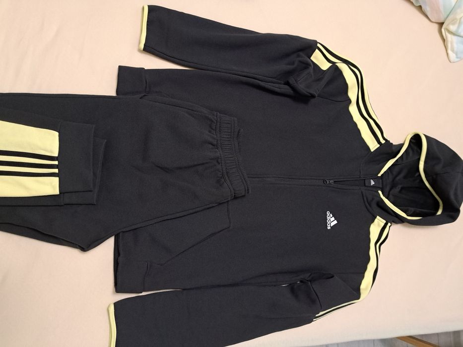 Trening adidas Performance 
Material: 70% Bumbac, 30% Poliester.
Mărim