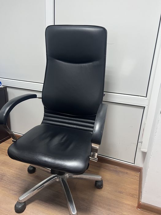 Продаю стол и кресла для руководителя