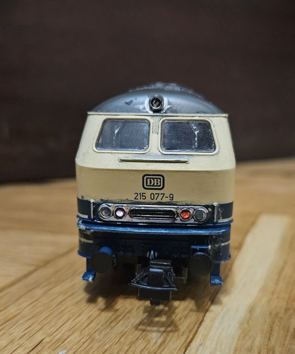 Продавам аналогов локомотив Roco BR 215 077-9 на DB 1:87 HO