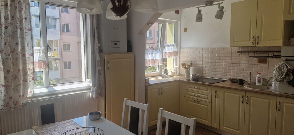 Apartament cu 3 camere de închiriat