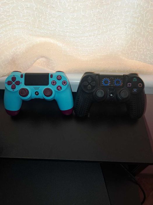 Playstation4-slim 1TB с два контролера и два диска.