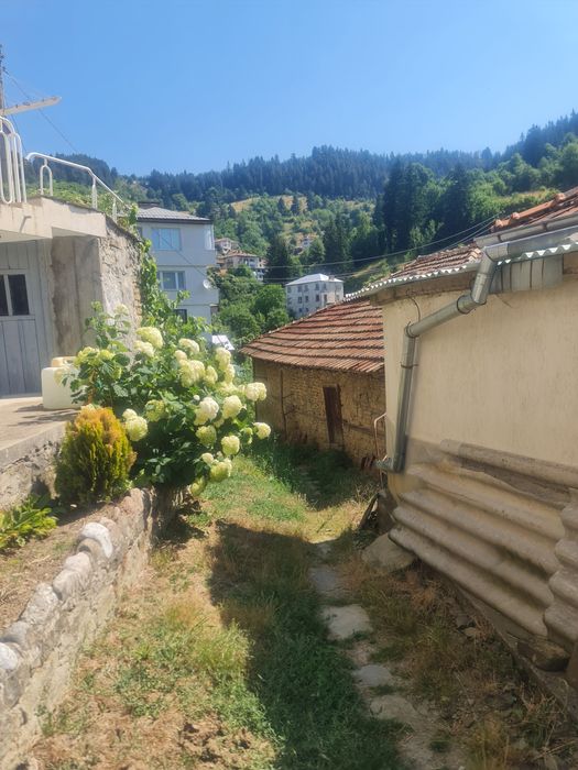 Продавам стара родопска къща в с.Момчиловци