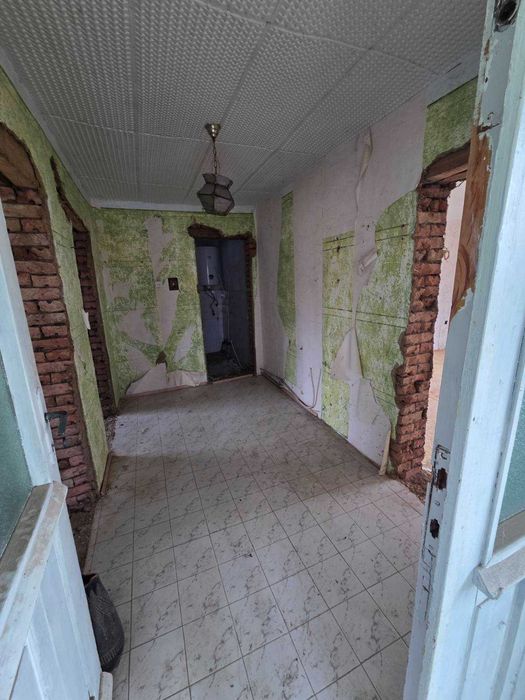 Къща с голям двор в Карапелит