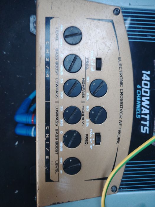 Subwooferul + amplificator 4 canale cu cablaj cu valuri RCA