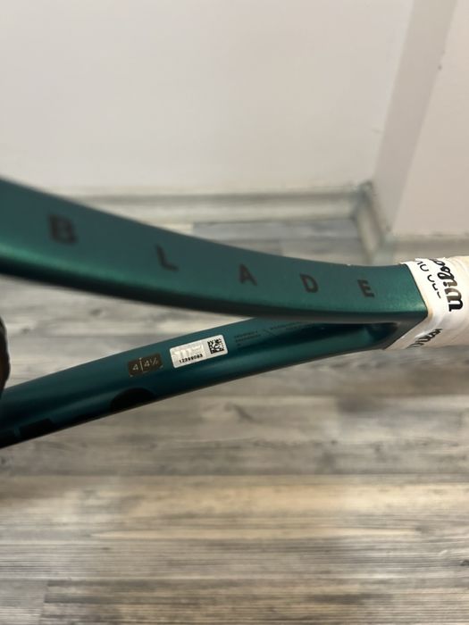 Тенис ракета Wilson Blade V9 98 18x20 с нов кордаж Luxilon !