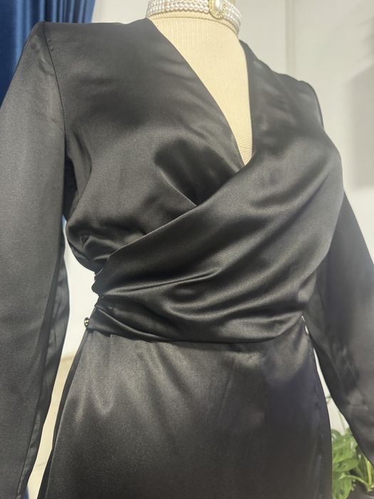 Salopeta scurta satinata de cocktail cu maneci lungi Zara marimea S