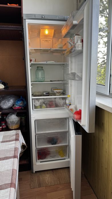 Холодильник “indesit”