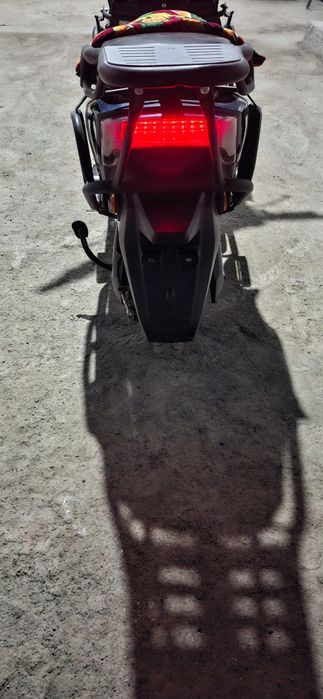 Elektra skuter Buroq