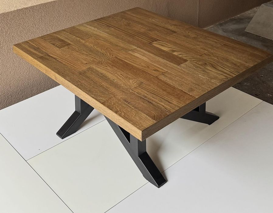 Холна маса с метални крака