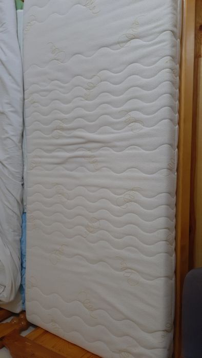 Продавам две единични легла комплект(  легло+ рамка+матрак)