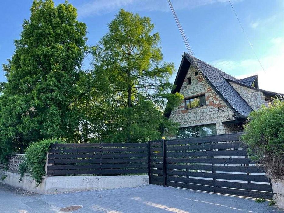 Vand casa situata pe deal in zona garii