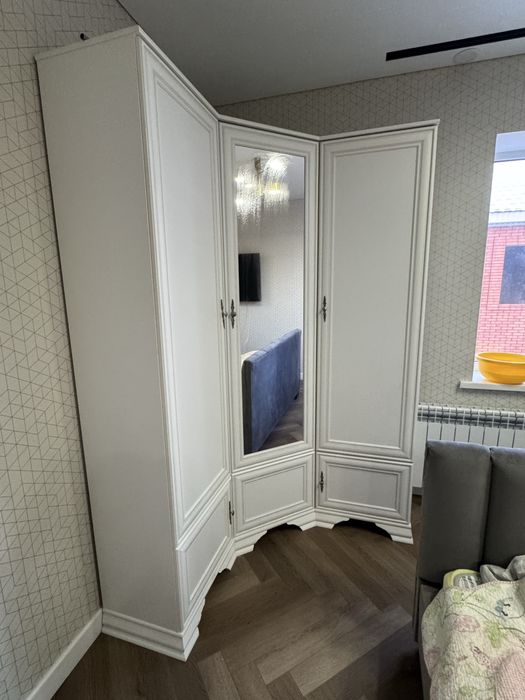 Шкаф угловой с зеркалом