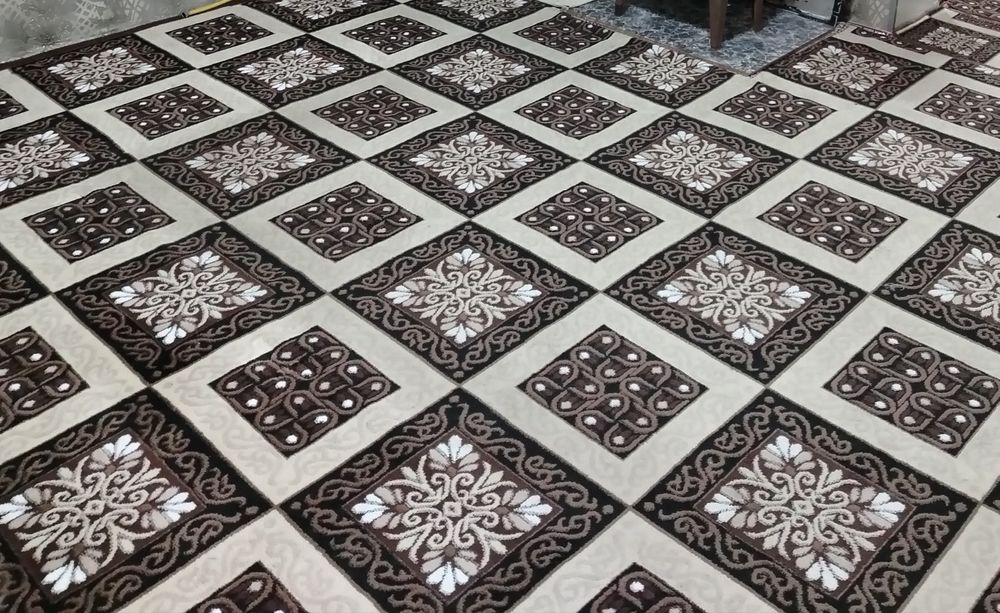 напольный ковер с классическим клетчатым дизайном,