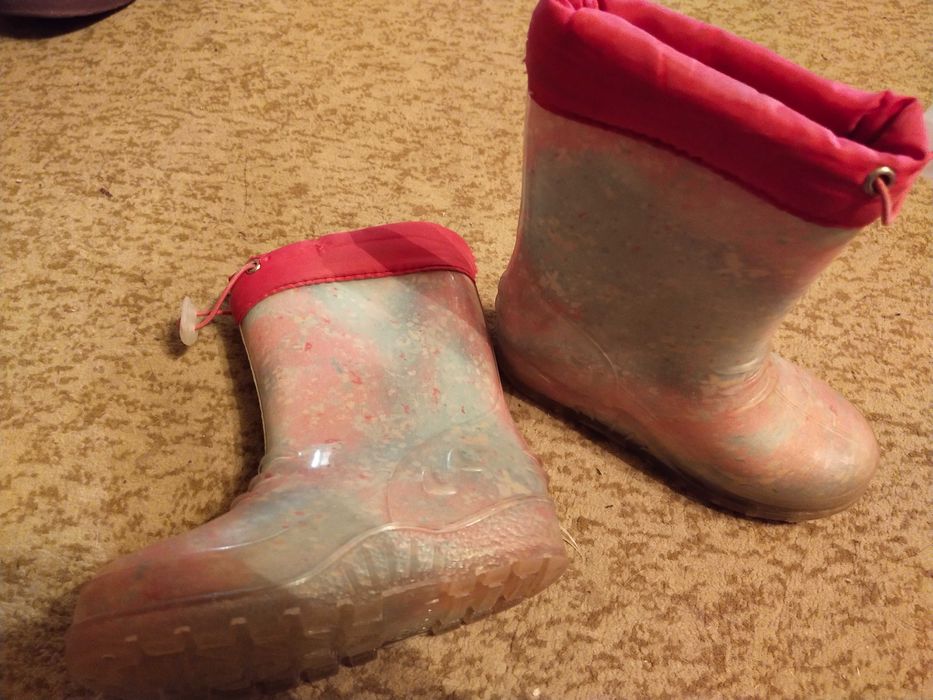 На девочку обувь