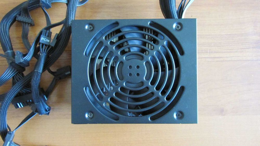 650 вата Corsair захранване за компютър