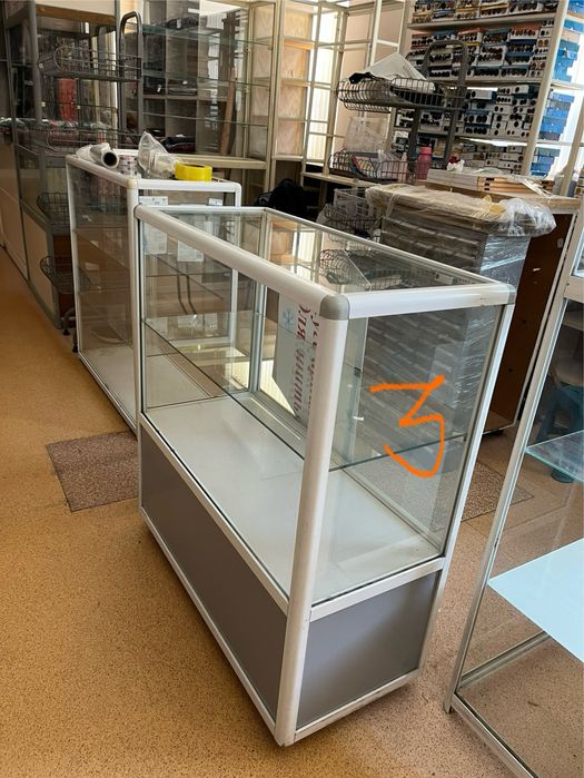 Высокие витрины для магазина — срочно, часть продана