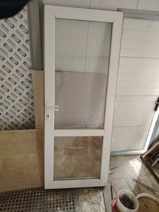 Продам пластиковые двери