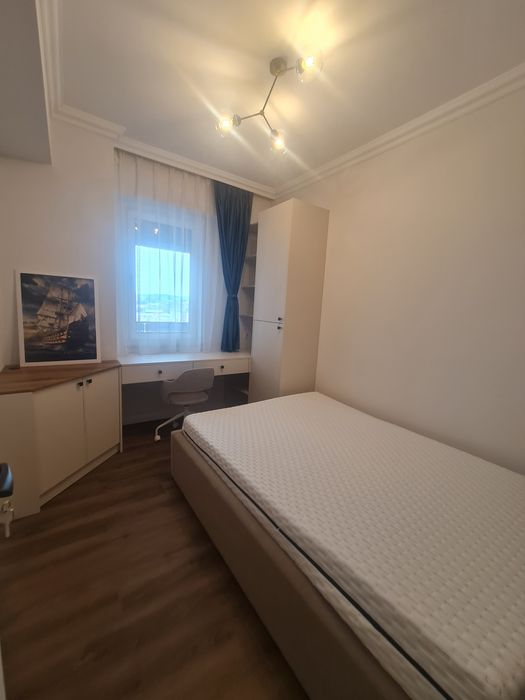 Închiriez apartament cu trei camere în bloc nou mobilat si utilat