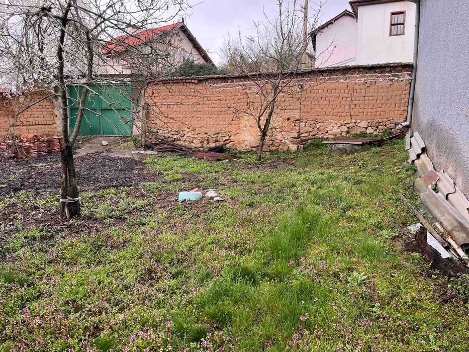 Къща с просторен двор за продажба в с. Средногорово