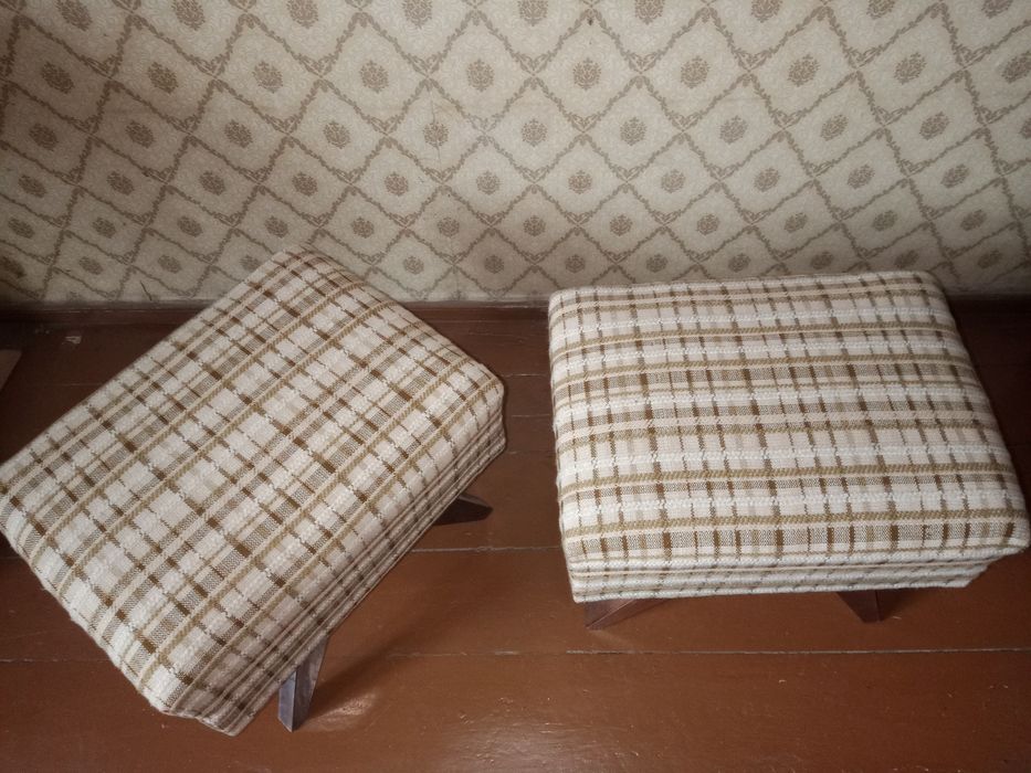 3бр. ретро тапицирани табуретки