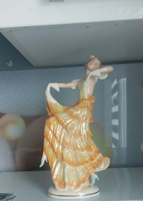 Фарфоровые статуэтки.