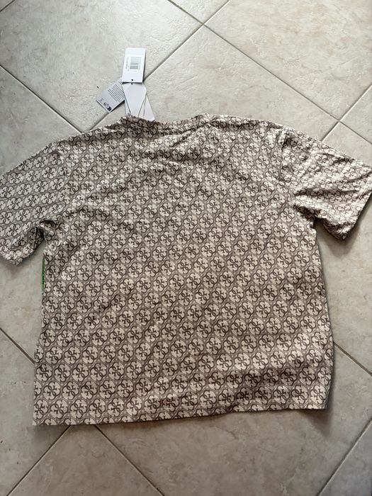 Тениска Guess.