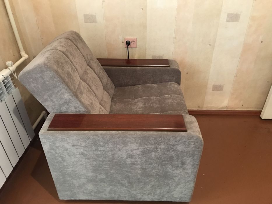 Диван и два кресла.