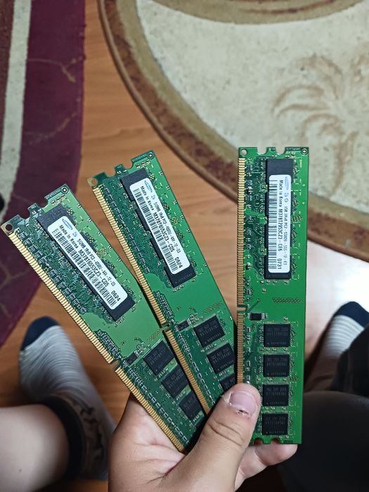 Memorie RAM x1  samsung 1GB DDR2 x2 samsung 1GB DDR2
​Capacitate: 512 MB
​Tip memorie: DDR2 (PC2-4200U)
​Frecvență: 533 MHz
​Model: M378T6553CZ3-CD5