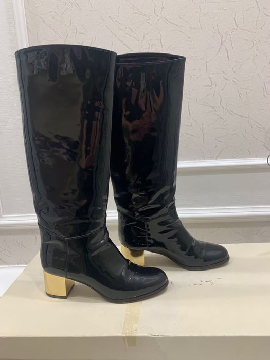 Женские лаковые сапоги