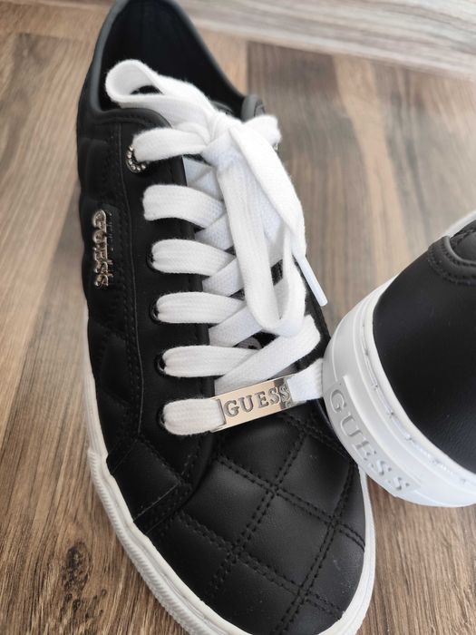 Нови оригинални кецове Guess