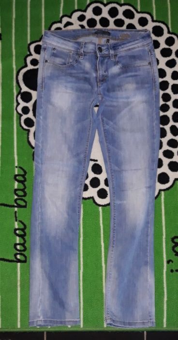 Маркови дънки        .