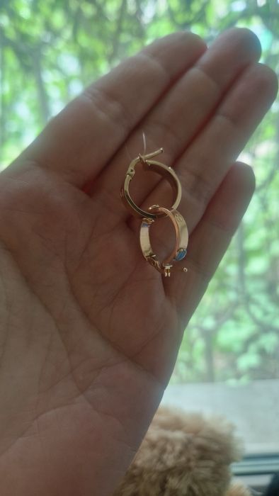 Продам новые золотые серьги