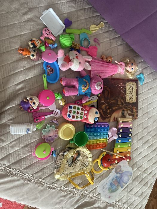 Большой набор детских игрушек, куклы, мягкие игрушки, посуда