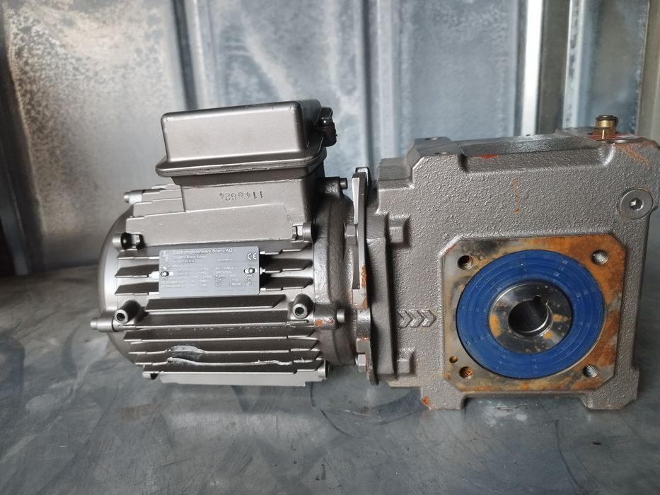 Електромотор с редуктор 0.37кВ 22 оборота