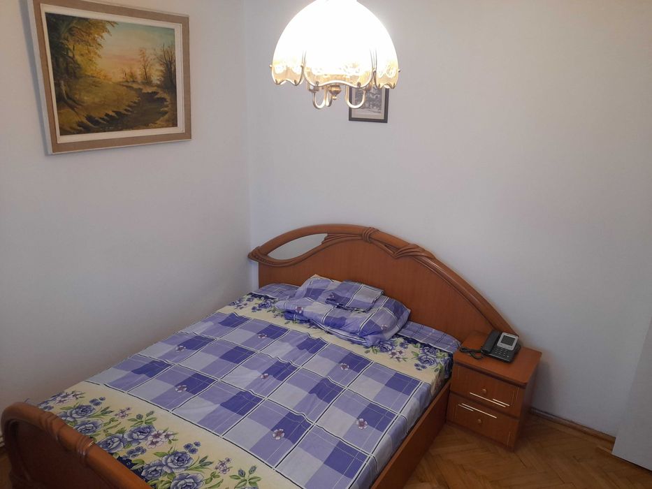 Propietar inchiriez apartament 3 camere ,etaj 1 Centru Complex Potcoava de aur