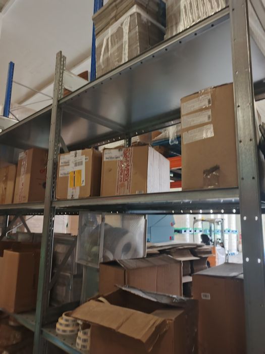 Rafturi metalice depozitare marfa manuala