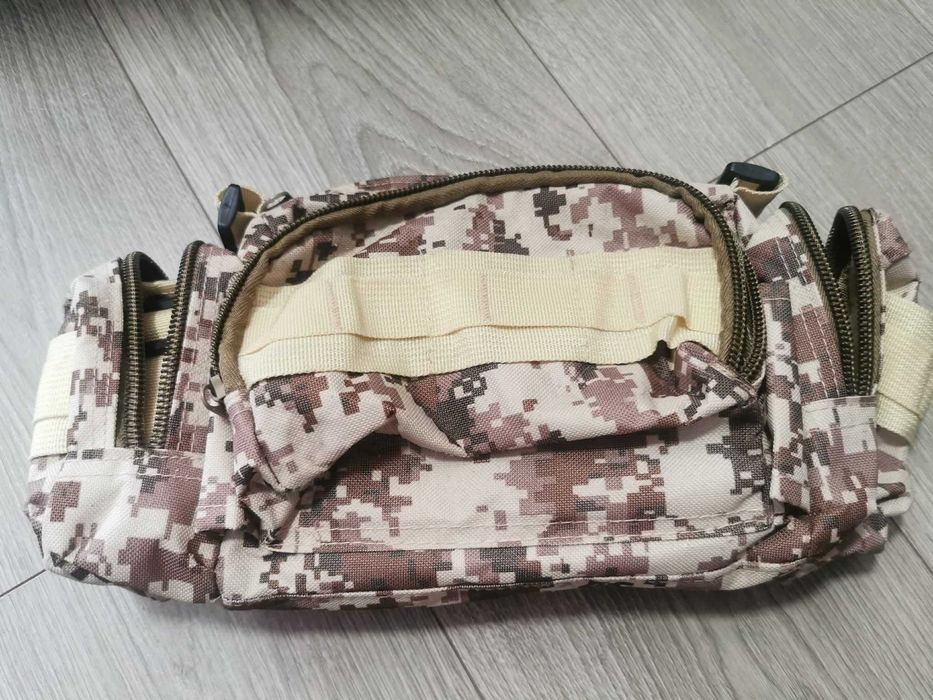 Mini bag cu posibilitate de prindere pe rucasc
