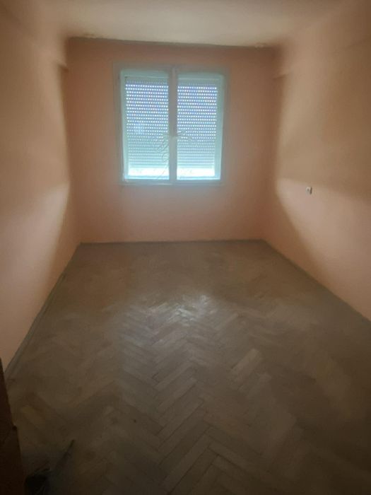 Vând sau schimb apartament ineu cartierul mocrea
