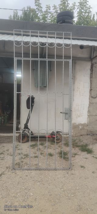 Решётка с дверью в подъезд на лестничную площадку