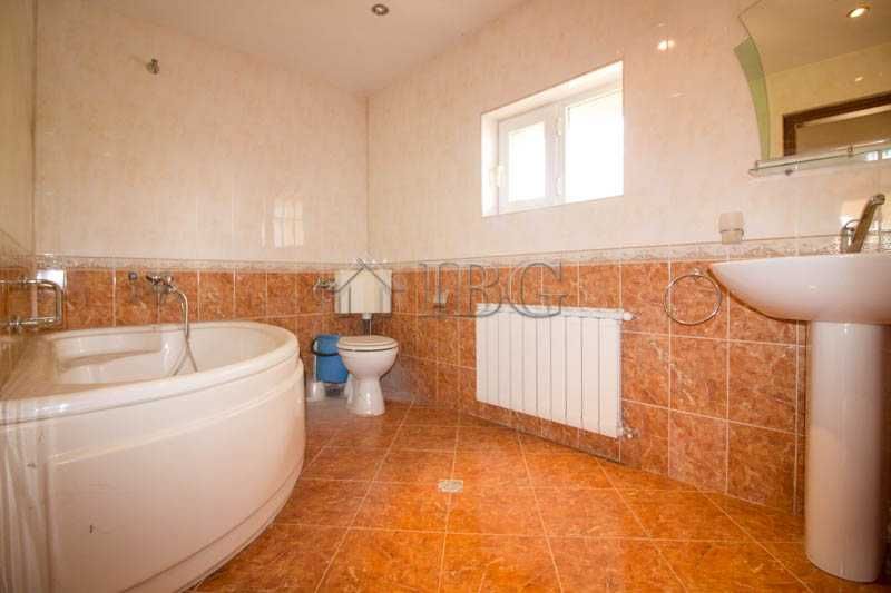 Продава се Къща в с. Бъзън, Област Русе - 240 кв.м за 563 €/кв.м - Снимка #14
