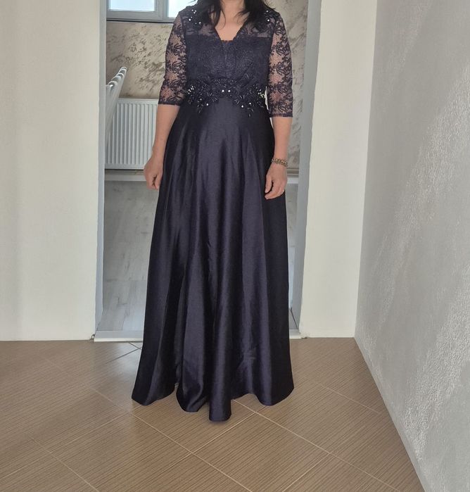 Rochie lungă de seară, bleumarin, cu partea superioară din dantelă  și fustă amplă din satin.