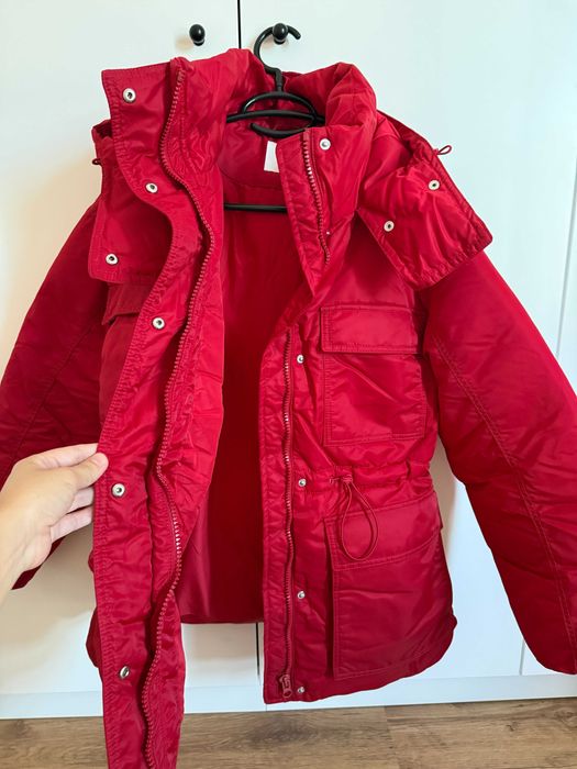 Geacă roșie de iarnă Bershka – Oversize, foarte călduroasă și cu look cool