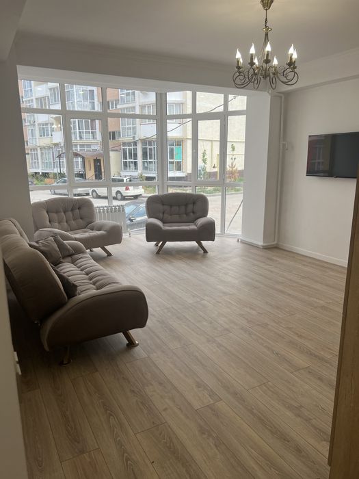 Диван и два кресла с дорогой обивочной тканью