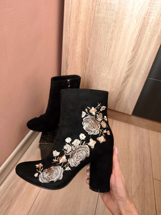 Дамски боти с дебел ток