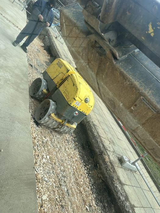 бобкат мини багер извозване и доставка на строителни материали