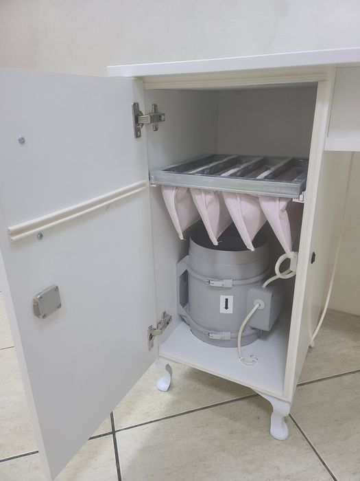 Masă manichiură cu aspirator puternic 1100 mc/h – stare foarte bună