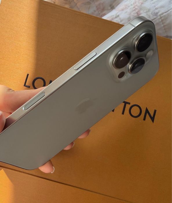 Продам iphone 16 pro