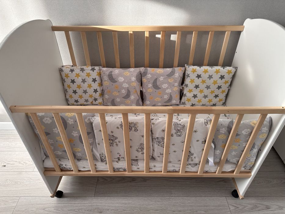 Детская кроватка с полным убранством