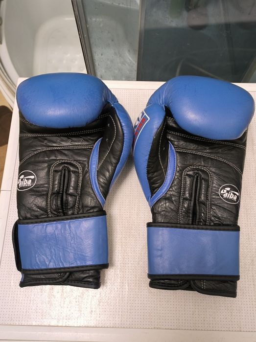 Боксерка и вело перчатки